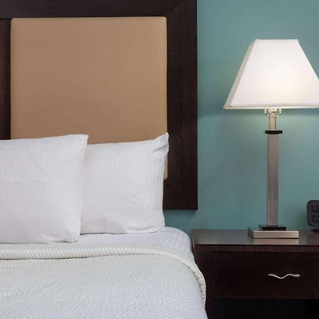 La Quinta By Wyndham Savannah Airport - Пуулър Екстериор снимка