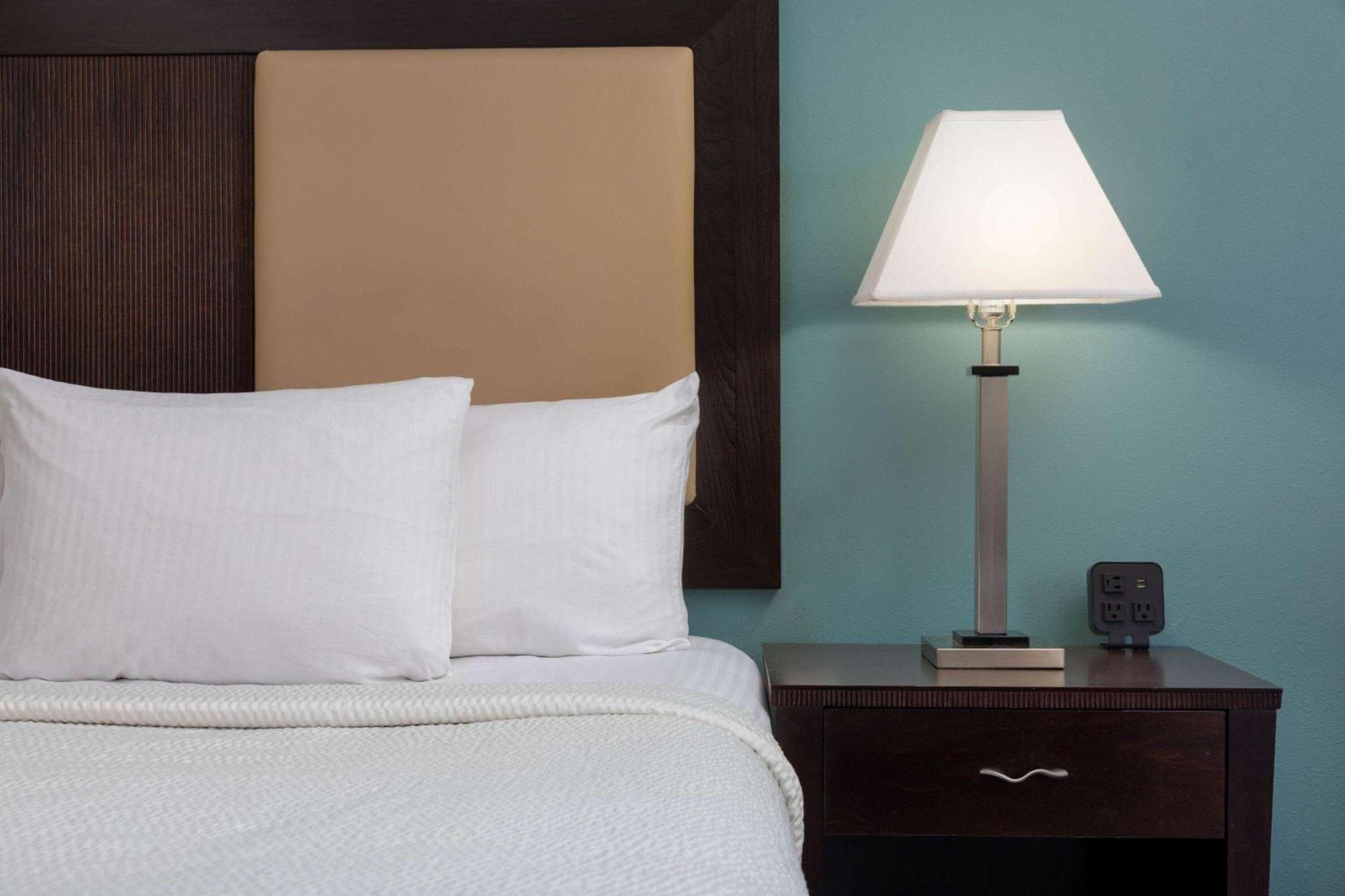 La Quinta By Wyndham Savannah Airport - Пуулър Екстериор снимка