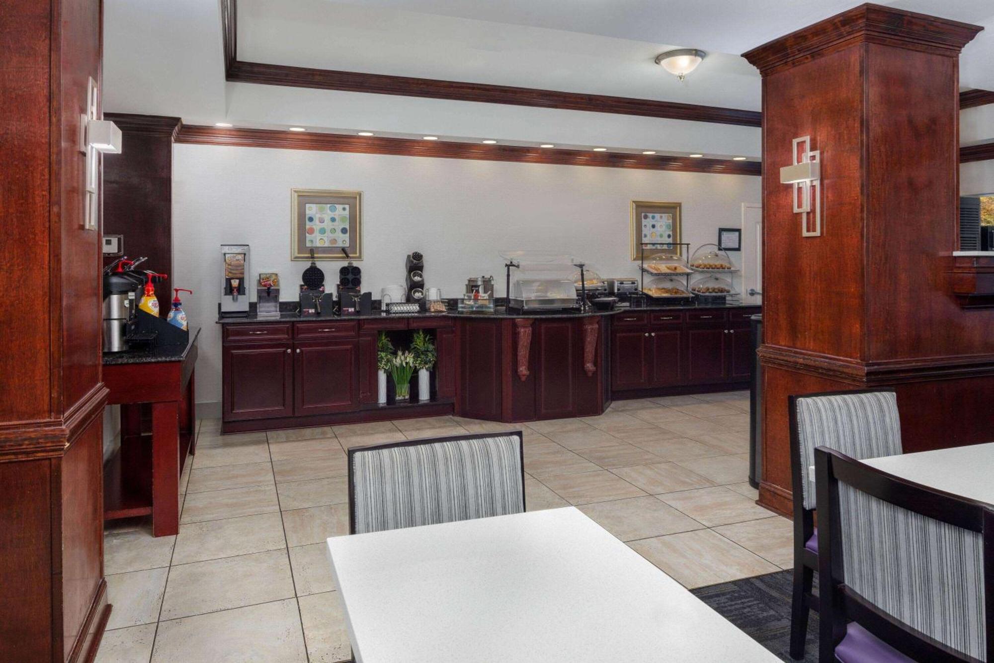 La Quinta By Wyndham Savannah Airport - Пуулър Екстериор снимка