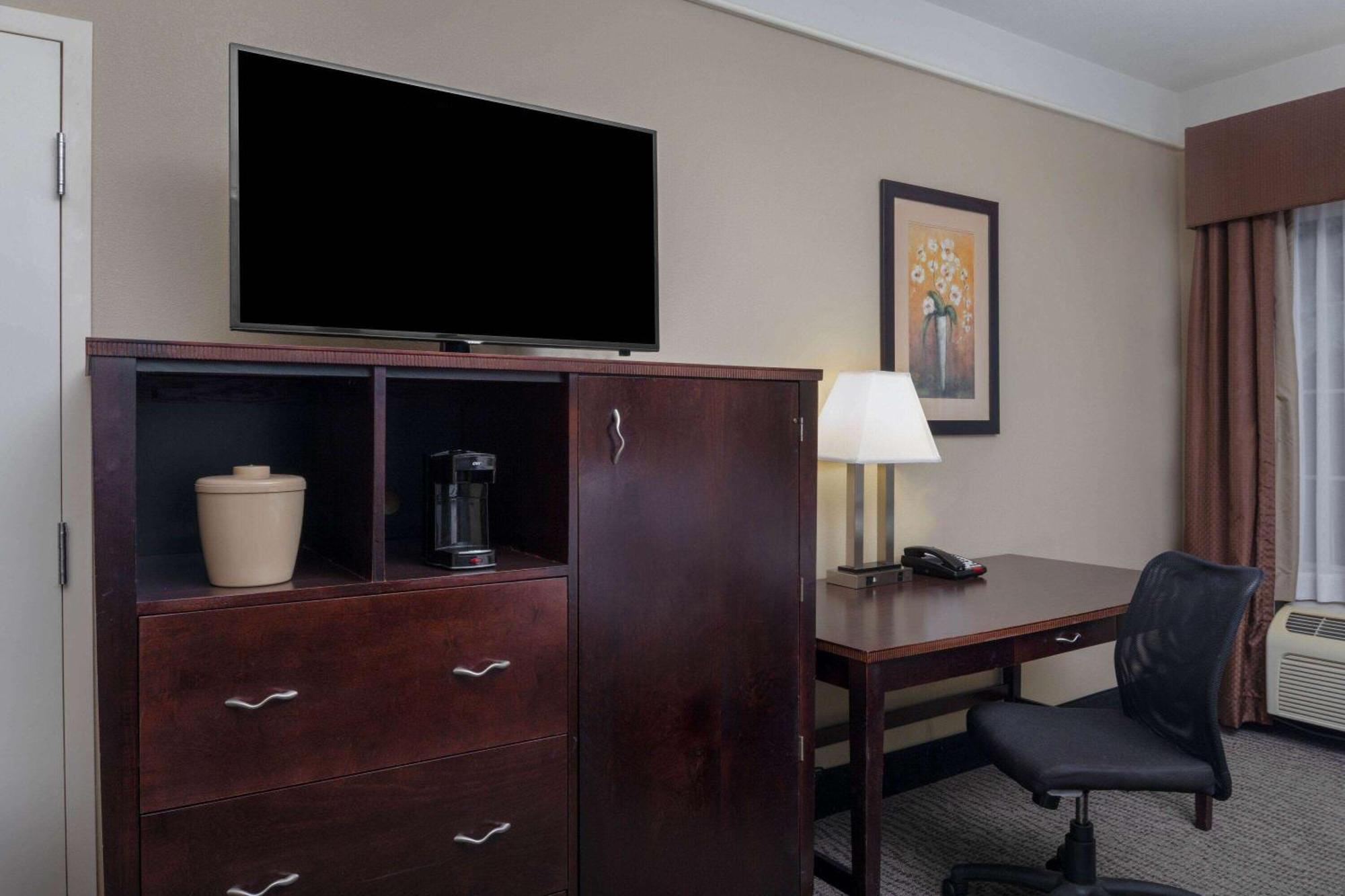La Quinta By Wyndham Savannah Airport - Пуулър Екстериор снимка