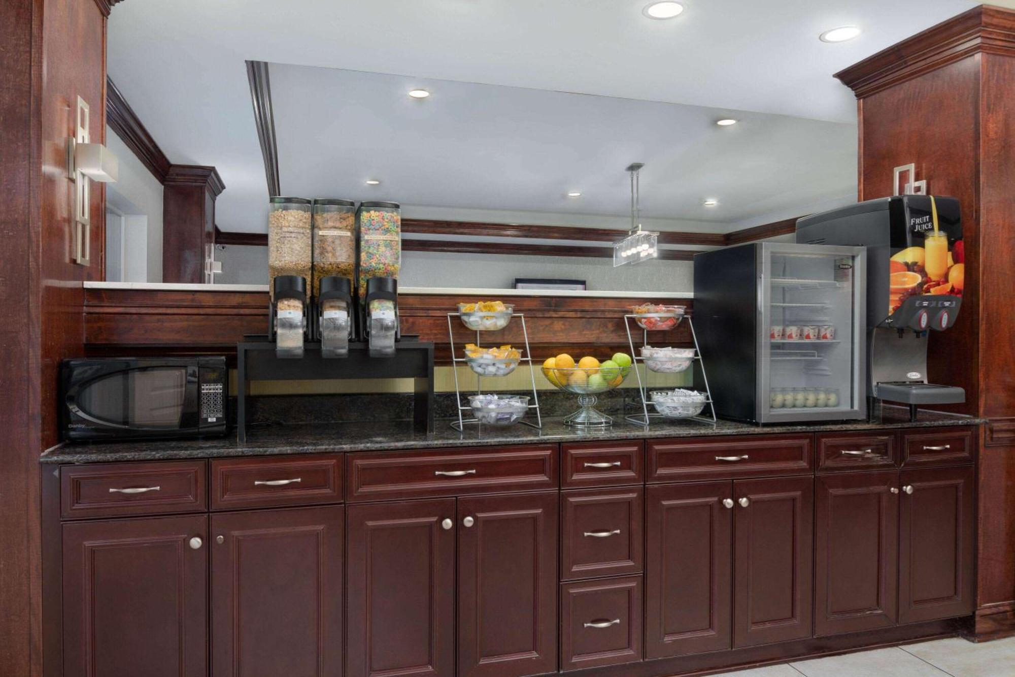 La Quinta By Wyndham Savannah Airport - Пуулър Екстериор снимка