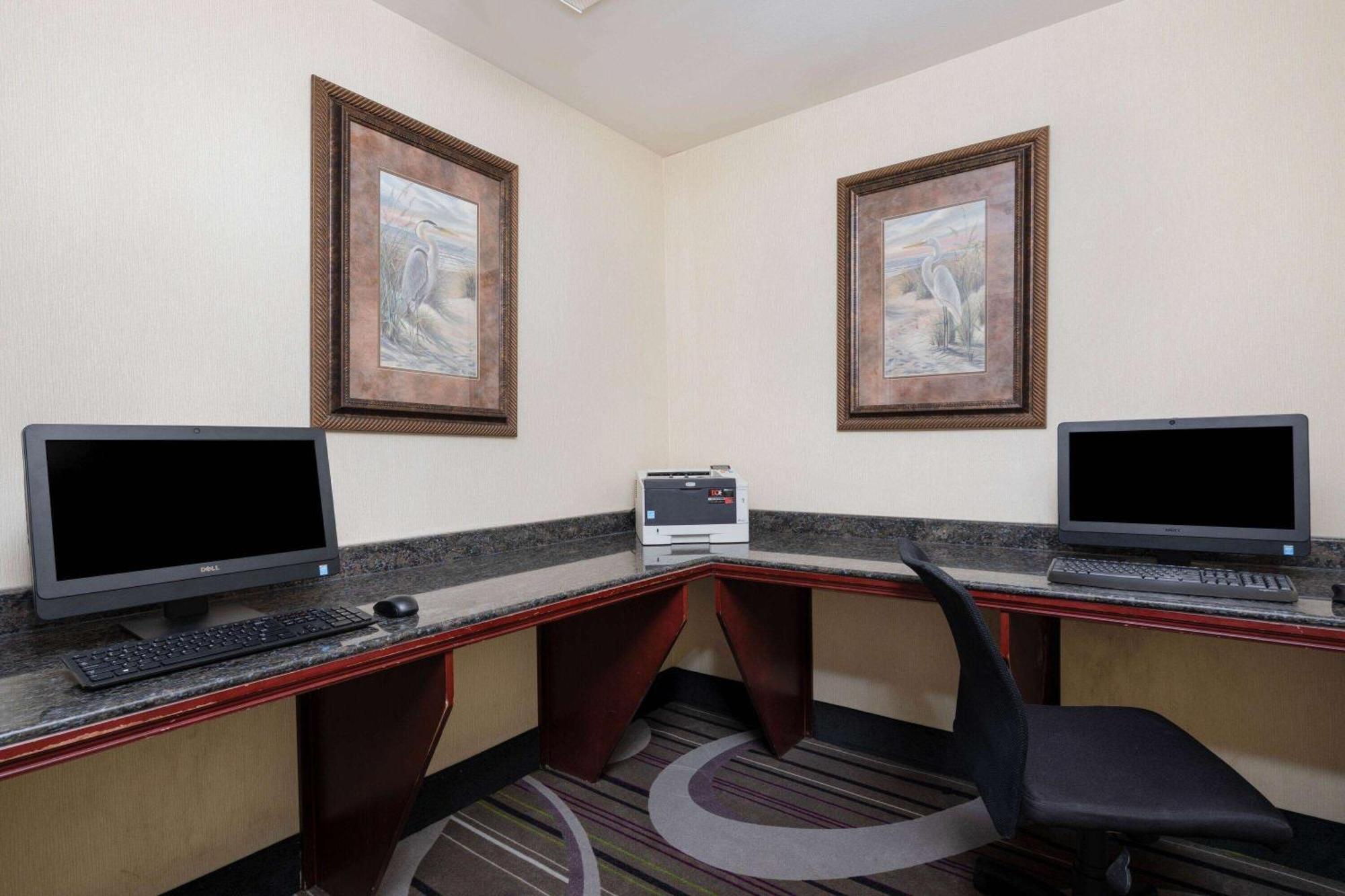 La Quinta By Wyndham Savannah Airport - Пуулър Екстериор снимка