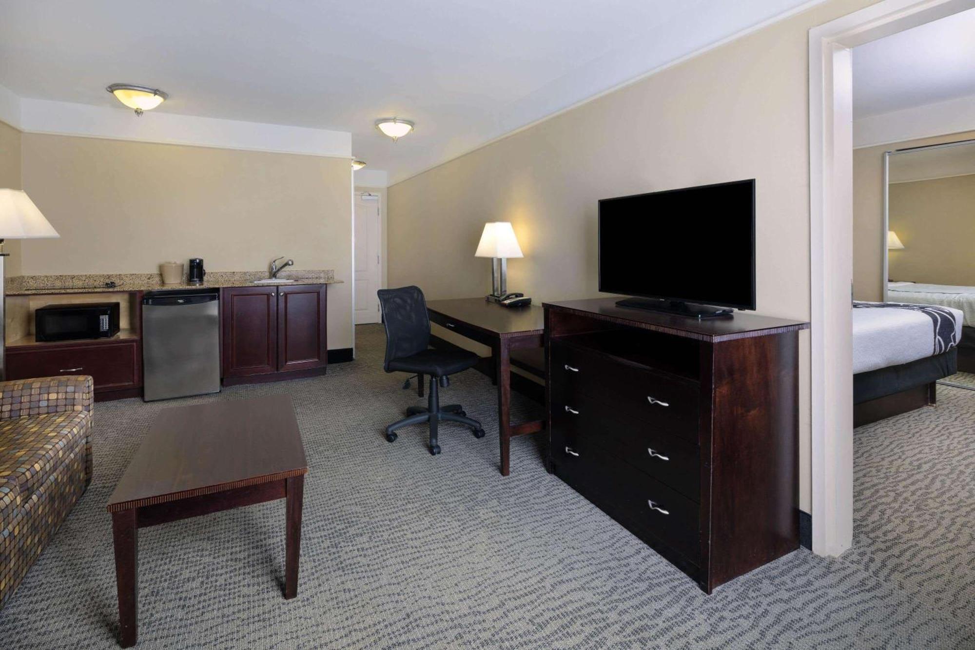 La Quinta By Wyndham Savannah Airport - Пуулър Екстериор снимка