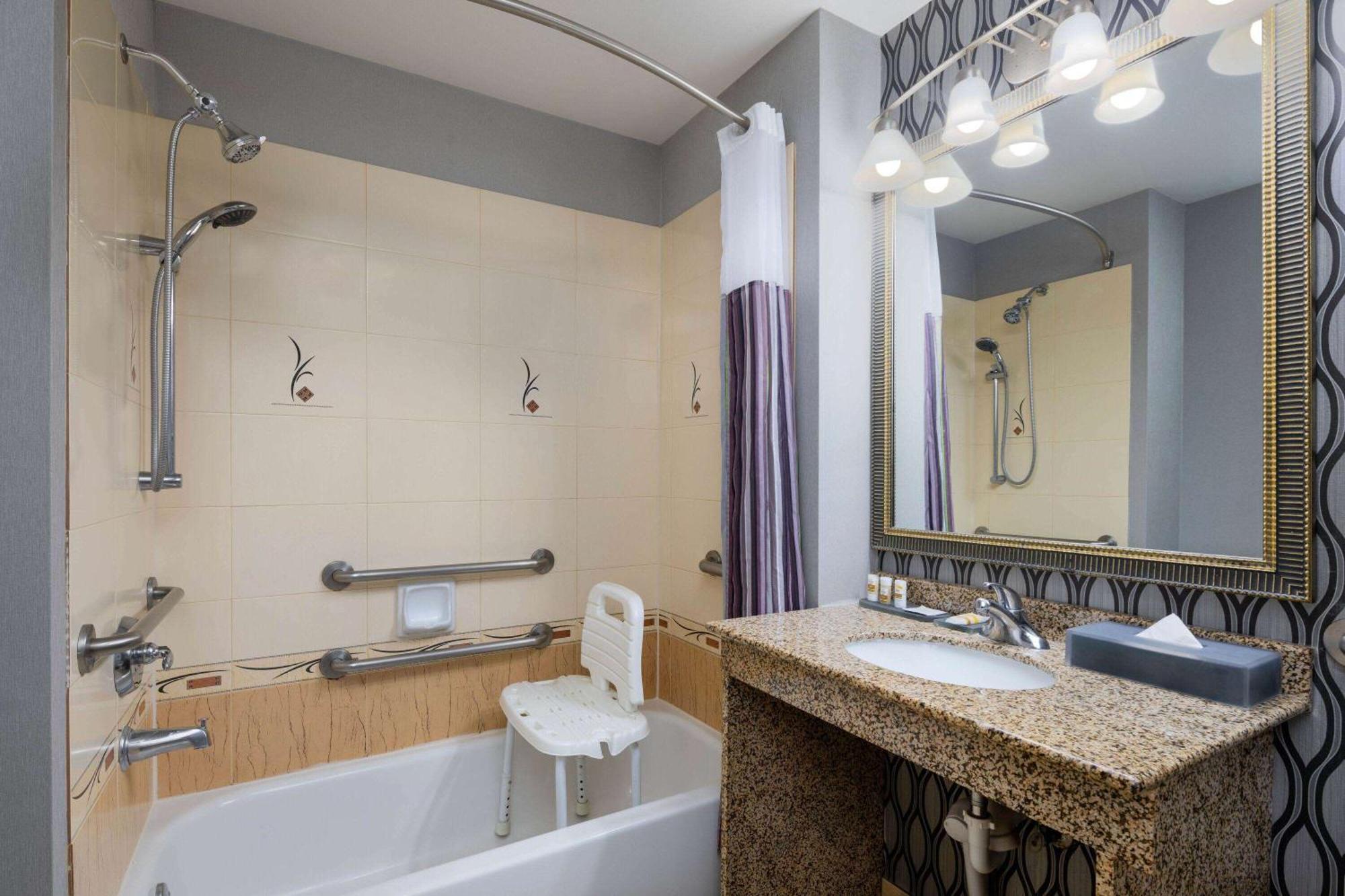 La Quinta By Wyndham Savannah Airport - Пуулър Екстериор снимка